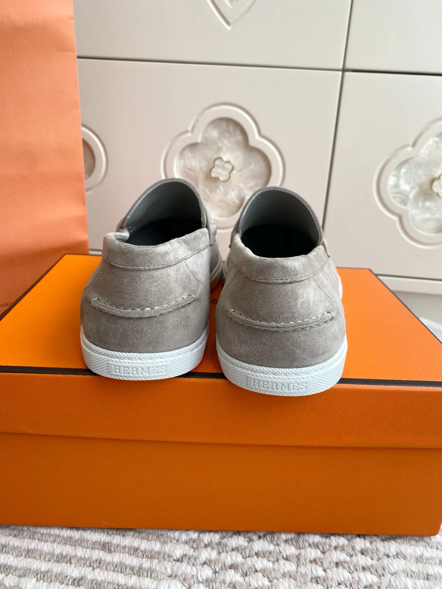 p560✨Hermes Couple Loafers｜Walking in the urban high-end, easily wearing Hermès temperament✨Who says luxury and comfort can’t have both?  This pair of H’s classic loafers really does it!  ▪️"Customized imported Yangjing fabric" is soft and delicate ▪️"Full sheepskin lining" + "soft-soled shoes" design. Your feet will be healed the moment you put them on~ It's like stepping on clouds☁️You won't feel tired after walking all day!  The iconic "H" buckle is low-key and luxurious. It is matched with a rubber outsole. It is lightweight and stylish. Whether you are commuting or shopping, you can easily achieve casual urban style🏙 Can be worn by couples. Full range of sizes, girls 35-41 | boys 39-45. Wear them together when going out. Sweet and high-end💑 Original mold opening. Details are in place. Those who understand will be attracted at a glance ️❤️ #Hermès loafers #coupleshoes #lightweight and versatile shoes